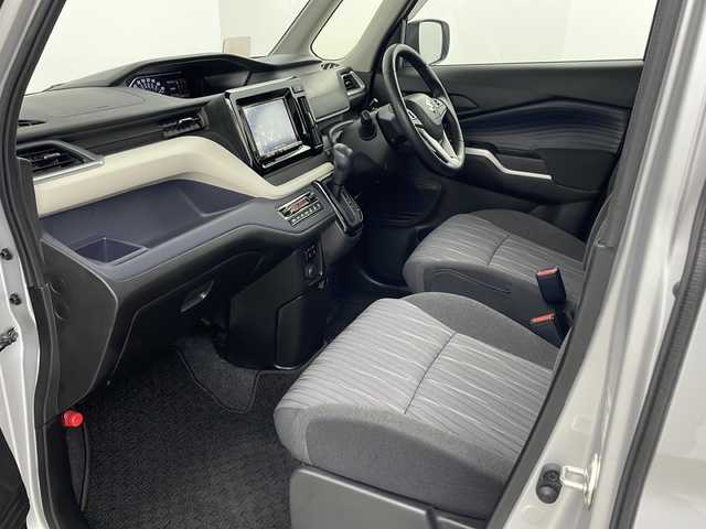 スズキ ソリオ HV MZ 埼玉県 2021(令3)年 1.5万km スターシルバーメタリック 純正8インチナビ/　（AM/FM/iPod/Bluetooth/SD/CD/DVD）/アラウンドビューモニター/フルセグテレビ/ビルトインETC/純正ドライブレコーダー/シートヒーター/ヘッドアップディスプレイ/両側パワースライドドア/衝突被害軽減ブレーキ/クルーズコントロール/レーンアシスト/コーナーセンサー/サーキュレーター/純正フロアマット/純正アルミホイール/LEDヘッドライト/フォグランプ/プッシュスタート