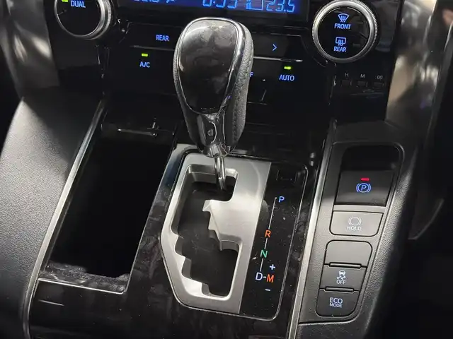 トヨタ アルファード S タイプゴールド 三重県 2020(令2)年 3.6万km ホワイトパールクリスタルシャイン ガソリン/FF/MTモード付インパネCVT/純正 9インチディスプレイオーディオ（ナビ搭載）/（AM/FM/CD・DVD*/USB/iPod/Bluetooth/TV*/Miracast/AppleCarPlay/AndroidAuto）*…OP/12.1インチ 後席モニター V12T-R68C/モデリスタエアロ/・フロントバンパースポイラー、リヤスカート、ヘッドライトガーニッシュ、モデリスタスポーツマフラー/バックガイドモニター/両側パワースライドドア/ドライブレコーダー 前後/ETC/Toyota Safety Sense/●プリクラッシュセーフティ/●レーントレーシングアシスト/●レーダークルコン/●ロードサインアシスト/●アダプティブハイビームシステム/・先行車発進告知機能/・クリアランスソナー/・パーキングサポートブレーキ（前後静止物）/・など/装備/3眼LEDヘッドランプ（専用加飾）/・ハーフレザーシート/・左右＆後席独立オートエアコン/・パワーバックドア/・オットマンシート（2nd）/・AC100Vコンセント（100W）/・ステアリングスイッチ/・電子パーキングブレーキ＆ブレーキホールド/・オートライト/・純正18inAW/・保/取/ナビ取/・スマートキーx1/など