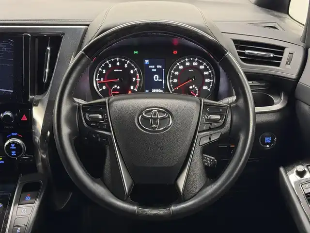 トヨタ アルファード S タイプゴールド 三重県 2020(令2)年 3.6万km ホワイトパールクリスタルシャイン ガソリン/FF/MTモード付インパネCVT/純正 9インチディスプレイオーディオ（ナビ搭載）/（AM/FM/CD・DVD*/USB/iPod/Bluetooth/TV*/Miracast/AppleCarPlay/AndroidAuto）*…OP/12.1インチ 後席モニター V12T-R68C/モデリスタエアロ/・フロントバンパースポイラー、リヤスカート、ヘッドライトガーニッシュ、モデリスタスポーツマフラー/バックガイドモニター/両側パワースライドドア/ドライブレコーダー 前後/ETC/Toyota Safety Sense/●プリクラッシュセーフティ/●レーントレーシングアシスト/●レーダークルコン/●ロードサインアシスト/●アダプティブハイビームシステム/・先行車発進告知機能/・クリアランスソナー/・パーキングサポートブレーキ（前後静止物）/・など/装備/3眼LEDヘッドランプ（専用加飾）/・ハーフレザーシート/・左右＆後席独立オートエアコン/・パワーバックドア/・オットマンシート（2nd）/・AC100Vコンセント（100W）/・ステアリングスイッチ/・電子パーキングブレーキ＆ブレーキホールド/・オートライト/・純正18inAW/・保/取/ナビ取/・スマートキーx1/など