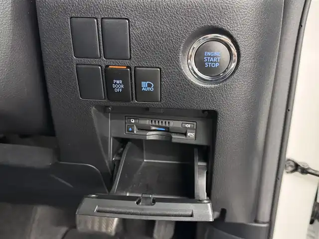 トヨタ アルファード S タイプゴールド 三重県 2020(令2)年 3.6万km ホワイトパールクリスタルシャイン ガソリン/FF/MTモード付インパネCVT/純正 9インチディスプレイオーディオ（ナビ搭載）/（AM/FM/CD・DVD*/USB/iPod/Bluetooth/TV*/Miracast/AppleCarPlay/AndroidAuto）*…OP/12.1インチ 後席モニター V12T-R68C/モデリスタエアロ/・フロントバンパースポイラー、リヤスカート、ヘッドライトガーニッシュ、モデリスタスポーツマフラー/バックガイドモニター/両側パワースライドドア/ドライブレコーダー 前後/ETC/Toyota Safety Sense/●プリクラッシュセーフティ/●レーントレーシングアシスト/●レーダークルコン/●ロードサインアシスト/●アダプティブハイビームシステム/・先行車発進告知機能/・クリアランスソナー/・パーキングサポートブレーキ（前後静止物）/・など/装備/3眼LEDヘッドランプ（専用加飾）/・ハーフレザーシート/・左右＆後席独立オートエアコン/・パワーバックドア/・オットマンシート（2nd）/・AC100Vコンセント（100W）/・ステアリングスイッチ/・電子パーキングブレーキ＆ブレーキホールド/・オートライト/・純正18inAW/・保/取/ナビ取/・スマートキーx1/など