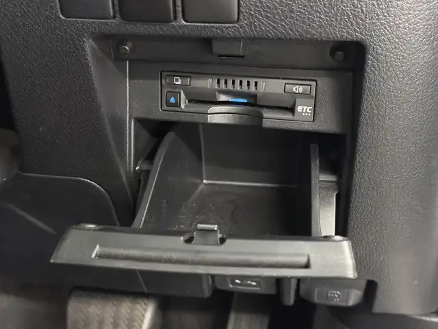 トヨタ アルファード S タイプゴールド 三重県 2020(令2)年 3.6万km ホワイトパールクリスタルシャイン ガソリン/FF/MTモード付インパネCVT/純正 9インチディスプレイオーディオ（ナビ搭載）/（AM/FM/CD・DVD*/USB/iPod/Bluetooth/TV*/Miracast/AppleCarPlay/AndroidAuto）*…OP/12.1インチ 後席モニター V12T-R68C/モデリスタエアロ/・フロントバンパースポイラー、リヤスカート、ヘッドライトガーニッシュ、モデリスタスポーツマフラー/バックガイドモニター/両側パワースライドドア/ドライブレコーダー 前後/ETC/Toyota Safety Sense/●プリクラッシュセーフティ/●レーントレーシングアシスト/●レーダークルコン/●ロードサインアシスト/●アダプティブハイビームシステム/・先行車発進告知機能/・クリアランスソナー/・パーキングサポートブレーキ（前後静止物）/・など/装備/3眼LEDヘッドランプ（専用加飾）/・ハーフレザーシート/・左右＆後席独立オートエアコン/・パワーバックドア/・オットマンシート（2nd）/・AC100Vコンセント（100W）/・ステアリングスイッチ/・電子パーキングブレーキ＆ブレーキホールド/・オートライト/・純正18inAW/・保/取/ナビ取/・スマートキーx1/など