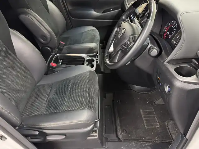 トヨタ アルファード S タイプゴールド 三重県 2020(令2)年 3.6万km ホワイトパールクリスタルシャイン ガソリン/FF/MTモード付インパネCVT/純正 9インチディスプレイオーディオ（ナビ搭載）/（AM/FM/CD・DVD*/USB/iPod/Bluetooth/TV*/Miracast/AppleCarPlay/AndroidAuto）*…OP/12.1インチ 後席モニター V12T-R68C/モデリスタエアロ/・フロントバンパースポイラー、リヤスカート、ヘッドライトガーニッシュ、モデリスタスポーツマフラー/バックガイドモニター/両側パワースライドドア/ドライブレコーダー 前後/ETC/Toyota Safety Sense/●プリクラッシュセーフティ/●レーントレーシングアシスト/●レーダークルコン/●ロードサインアシスト/●アダプティブハイビームシステム/・先行車発進告知機能/・クリアランスソナー/・パーキングサポートブレーキ（前後静止物）/・など/装備/3眼LEDヘッドランプ（専用加飾）/・ハーフレザーシート/・左右＆後席独立オートエアコン/・パワーバックドア/・オットマンシート（2nd）/・AC100Vコンセント（100W）/・ステアリングスイッチ/・電子パーキングブレーキ＆ブレーキホールド/・オートライト/・純正18inAW/・保/取/ナビ取/・スマートキーx1/など