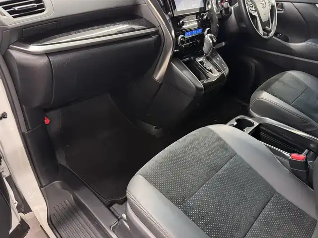 トヨタ アルファード S タイプゴールド 三重県 2020(令2)年 3.6万km ホワイトパールクリスタルシャイン ガソリン/FF/MTモード付インパネCVT/純正 9インチディスプレイオーディオ（ナビ搭載）/（AM/FM/CD・DVD*/USB/iPod/Bluetooth/TV*/Miracast/AppleCarPlay/AndroidAuto）*…OP/12.1インチ 後席モニター V12T-R68C/モデリスタエアロ/・フロントバンパースポイラー、リヤスカート、ヘッドライトガーニッシュ、モデリスタスポーツマフラー/バックガイドモニター/両側パワースライドドア/ドライブレコーダー 前後/ETC/Toyota Safety Sense/●プリクラッシュセーフティ/●レーントレーシングアシスト/●レーダークルコン/●ロードサインアシスト/●アダプティブハイビームシステム/・先行車発進告知機能/・クリアランスソナー/・パーキングサポートブレーキ（前後静止物）/・など/装備/3眼LEDヘッドランプ（専用加飾）/・ハーフレザーシート/・左右＆後席独立オートエアコン/・パワーバックドア/・オットマンシート（2nd）/・AC100Vコンセント（100W）/・ステアリングスイッチ/・電子パーキングブレーキ＆ブレーキホールド/・オートライト/・純正18inAW/・保/取/ナビ取/・スマートキーx1/など