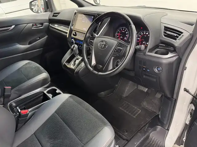 トヨタ アルファード S タイプゴールド 三重県 2020(令2)年 3.6万km ホワイトパールクリスタルシャイン ガソリン/FF/MTモード付インパネCVT/純正 9インチディスプレイオーディオ（ナビ搭載）/（AM/FM/CD・DVD*/USB/iPod/Bluetooth/TV*/Miracast/AppleCarPlay/AndroidAuto）*…OP/12.1インチ 後席モニター V12T-R68C/モデリスタエアロ/・フロントバンパースポイラー、リヤスカート、ヘッドライトガーニッシュ、モデリスタスポーツマフラー/バックガイドモニター/両側パワースライドドア/ドライブレコーダー 前後/ETC/Toyota Safety Sense/●プリクラッシュセーフティ/●レーントレーシングアシスト/●レーダークルコン/●ロードサインアシスト/●アダプティブハイビームシステム/・先行車発進告知機能/・クリアランスソナー/・パーキングサポートブレーキ（前後静止物）/・など/装備/3眼LEDヘッドランプ（専用加飾）/・ハーフレザーシート/・左右＆後席独立オートエアコン/・パワーバックドア/・オットマンシート（2nd）/・AC100Vコンセント（100W）/・ステアリングスイッチ/・電子パーキングブレーキ＆ブレーキホールド/・オートライト/・純正18inAW/・保/取/ナビ取/・スマートキーx1/など