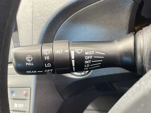 トヨタ プリウス S 栃木県 2015(平27)年 7.4万km ホワイトパールクリスタルシャイン 純正SDナビ/（CD/DVD/フルセグTV/Bluetooth/SD）/バックカメラ/ビルトインETC/前方ドライブレコーダー/禁煙車/オートライト/HIDヘッドライト/横滑り防止装置/スマートキー/プッシュスタート/ステアリングスイッチ/ウィンカーミラー/純正フロアマット