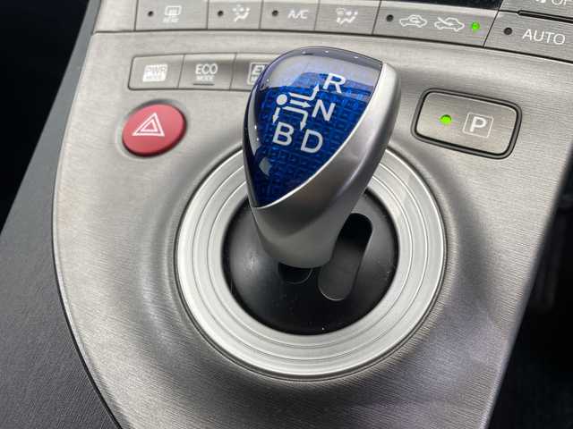 トヨタ プリウス S 栃木県 2015(平27)年 7.4万km ホワイトパールクリスタルシャイン 純正SDナビ/（CD/DVD/フルセグTV/Bluetooth/SD）/バックカメラ/ビルトインETC/前方ドライブレコーダー/禁煙車/オートライト/HIDヘッドライト/横滑り防止装置/スマートキー/プッシュスタート/ステアリングスイッチ/ウィンカーミラー/純正フロアマット