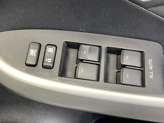 トヨタ プリウス S 栃木県 2015(平27)年 7.4万km ホワイトパールクリスタルシャイン 純正SDナビ/（CD/DVD/フルセグTV/Bluetooth/SD）/バックカメラ/ビルトインETC/前方ドライブレコーダー/禁煙車/オートライト/HIDヘッドライト/横滑り防止装置/スマートキー/プッシュスタート/ステアリングスイッチ/ウィンカーミラー/純正フロアマット