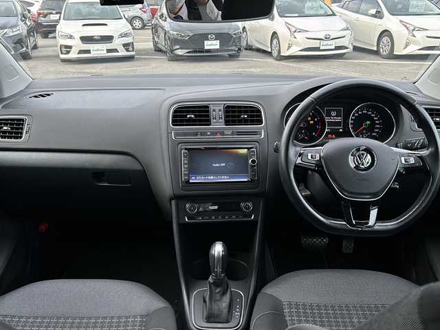 フォルクスワーゲン ポロ TSIコンフォートライン 徳島県 2017(平29)年 4.3万km 白 純正SDナビ/（BT/フルセグ/USB）/バックカメラ/純正フロアマット/純正18インチAW/ドライブレコーダー/ETC/LEDヘッドライト/ダブルエアバック/スマートキー/ドライブレコーダー/オートライト/盗難防止装置/アイドリングストップ