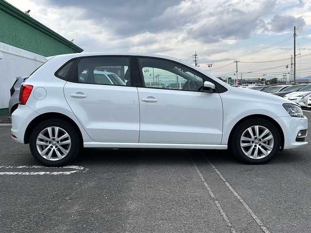 フォルクスワーゲン ポロ TSIコンフォートライン 徳島県 2017(平29)年 4.3万km 白 純正SDナビ/（BT/フルセグ/USB）/バックカメラ/純正フロアマット/純正18インチAW/ドライブレコーダー/ETC/LEDヘッドライト/ダブルエアバック/スマートキー/ドライブレコーダー/オートライト/盗難防止装置/アイドリングストップ