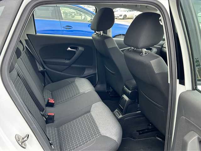 フォルクスワーゲン ポロ TSIコンフォートライン 徳島県 2017(平29)年 4.3万km 白 純正SDナビ/（BT/フルセグ/USB）/バックカメラ/純正フロアマット/純正18インチAW/ドライブレコーダー/ETC/LEDヘッドライト/ダブルエアバック/スマートキー/ドライブレコーダー/オートライト/盗難防止装置/アイドリングストップ