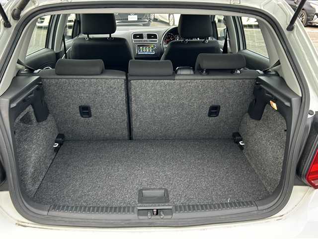 フォルクスワーゲン ポロ TSIコンフォートライン 徳島県 2017(平29)年 4.3万km 白 純正SDナビ/（BT/フルセグ/USB）/バックカメラ/純正フロアマット/純正18インチAW/ドライブレコーダー/ETC/LEDヘッドライト/ダブルエアバック/スマートキー/ドライブレコーダー/オートライト/盗難防止装置/アイドリングストップ