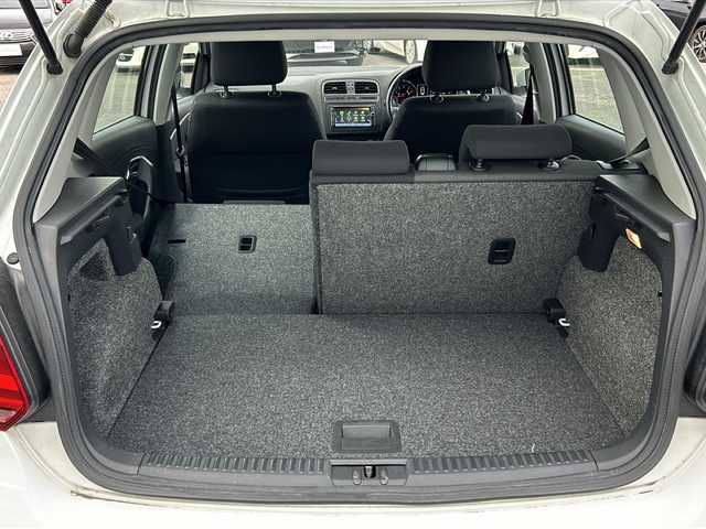 フォルクスワーゲン ポロ TSIコンフォートライン 徳島県 2017(平29)年 4.3万km 白 純正SDナビ/（BT/フルセグ/USB）/バックカメラ/純正フロアマット/純正18インチAW/ドライブレコーダー/ETC/LEDヘッドライト/ダブルエアバック/スマートキー/ドライブレコーダー/オートライト/盗難防止装置/アイドリングストップ