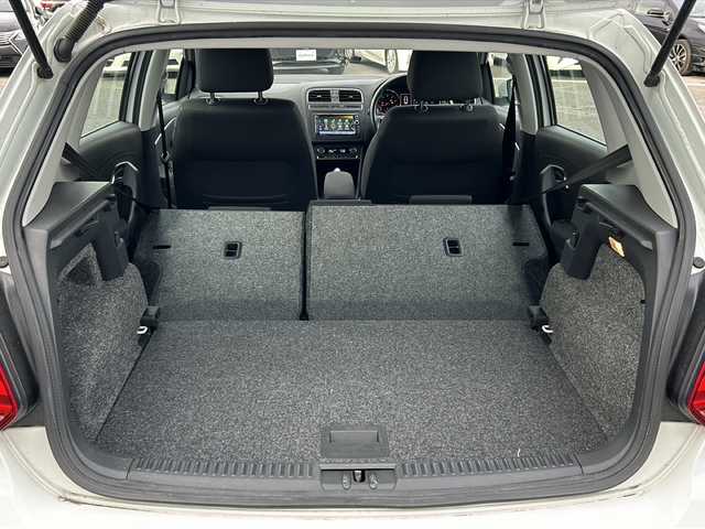 フォルクスワーゲン ポロ TSIコンフォートライン 徳島県 2017(平29)年 4.3万km 白 純正SDナビ/（BT/フルセグ/USB）/バックカメラ/純正フロアマット/純正18インチAW/ドライブレコーダー/ETC/LEDヘッドライト/ダブルエアバック/スマートキー/ドライブレコーダー/オートライト/盗難防止装置/アイドリングストップ