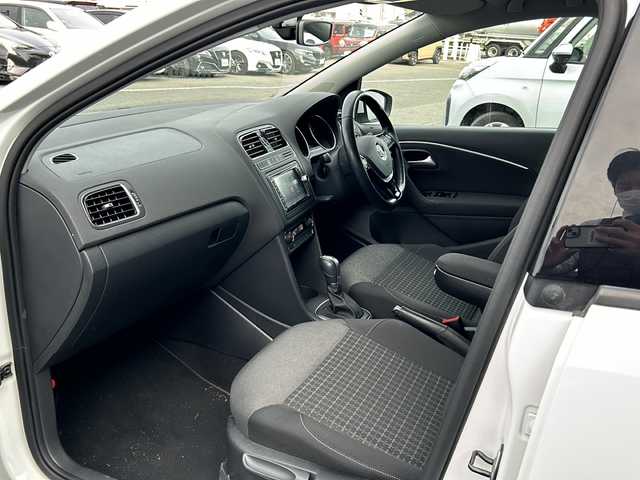 フォルクスワーゲン ポロ TSIコンフォートライン 徳島県 2017(平29)年 4.3万km 白 純正SDナビ/（BT/フルセグ/USB）/バックカメラ/純正フロアマット/純正18インチAW/ドライブレコーダー/ETC/LEDヘッドライト/ダブルエアバック/スマートキー/ドライブレコーダー/オートライト/盗難防止装置/アイドリングストップ