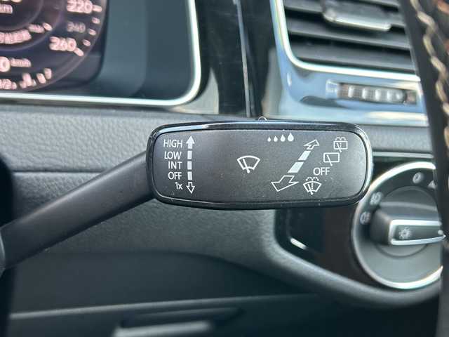 フォルクスワーゲン ゴルフ ヴァリアント ディナウディオED 愛知県 2018(平30)年 8万km インジウムグレーメタリッ ・禁煙車/・純正ナビ/フルセグTV/・ディナウディオサウンド/・バックカメラ/・ビルトインETC/・ジュークボックス/・Bluetooth/・フロントアシスト/・リアトラフィックアラート/・ブラインドスポット/・レーンアシスト/・ACC/・電子パーキング/・ブレーキホールド/・茶色ハーフレザーシート/・前席シートヒーター/・ステアスイッチ/・純正１７インチアルミ/・LEDオートライト/・ルーフレール/・パドルシフト/・電動格納ミラーウインカー/・アイドリングストップ/・ドアバイザー/・純正フロアマット/・新車保証書/・取扱説明書/・スペアキー