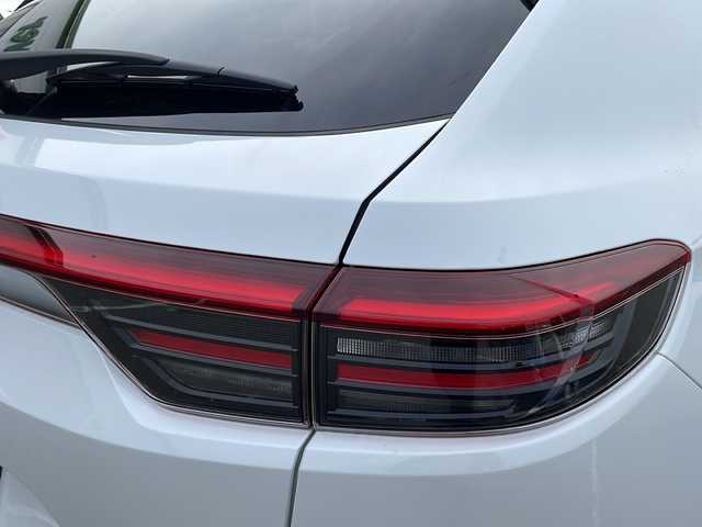 ホンダ ヴェゼル ハイブリッド e:HEV Z 新潟県 2024(令6)年 0.9万km プラチナホワイトパール ワンオーナー/４WD/純正メモリナビ/〈BT／AM／FM／DVD〉/バックカメラ/ワイヤレス充電マット/緊急通報ボタン/本革レザーステアリング/ステアリングスイッチ/パドルシフト/シートヒーター〈運転席／助手席〉/黒革ハーフレザー/衝突軽減システム/アダプティブクルーズコントロール/オートマチックハイビーム/カーテンエアバッグ/チャイルドロック/LEDライト/ビルトインETC/WACエアコン/リアアームレスト/スマートキー/スペアキー