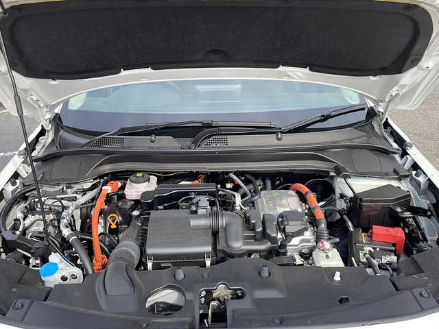 ホンダ ヴェゼル ハイブリッド e:HEV Z 新潟県 2024(令6)年 0.9万km プラチナホワイトパール ワンオーナー/４WD/純正メモリナビ/〈BT／AM／FM／DVD〉/バックカメラ/ワイヤレス充電マット/緊急通報ボタン/本革レザーステアリング/ステアリングスイッチ/パドルシフト/シートヒーター〈運転席／助手席〉/黒革ハーフレザー/衝突軽減システム/アダプティブクルーズコントロール/オートマチックハイビーム/カーテンエアバッグ/チャイルドロック/LEDライト/ビルトインETC/WACエアコン/リアアームレスト/スマートキー/スペアキー