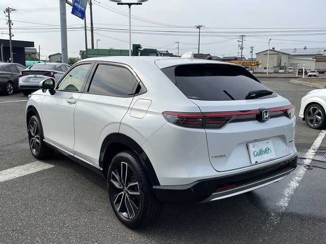 ホンダ ヴェゼル ハイブリッド e:HEV Z 新潟県 2024(令6)年 0.9万km プラチナホワイトパール ワンオーナー/４WD/純正メモリナビ/〈BT／AM／FM／DVD〉/バックカメラ/ワイヤレス充電マット/緊急通報ボタン/本革レザーステアリング/ステアリングスイッチ/パドルシフト/シートヒーター〈運転席／助手席〉/黒革ハーフレザー/衝突軽減システム/アダプティブクルーズコントロール/オートマチックハイビーム/カーテンエアバッグ/チャイルドロック/LEDライト/ビルトインETC/WACエアコン/リアアームレスト/スマートキー/スペアキー