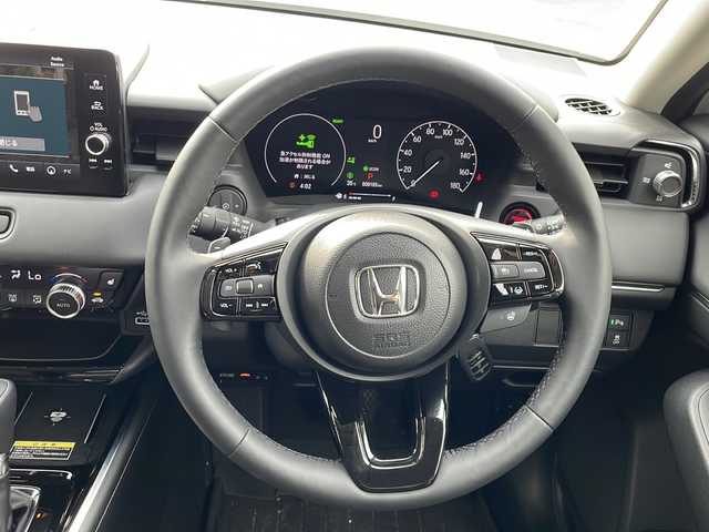 ホンダ ヴェゼル ハイブリッド e:HEV Z 新潟県 2024(令6)年 0.9万km プラチナホワイトパール ワンオーナー/４WD/純正メモリナビ/〈BT／AM／FM／DVD〉/バックカメラ/ワイヤレス充電マット/緊急通報ボタン/本革レザーステアリング/ステアリングスイッチ/パドルシフト/シートヒーター〈運転席／助手席〉/黒革ハーフレザー/衝突軽減システム/アダプティブクルーズコントロール/オートマチックハイビーム/カーテンエアバッグ/チャイルドロック/LEDライト/ビルトインETC/WACエアコン/リアアームレスト/スマートキー/スペアキー