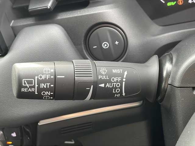 ホンダ ヴェゼル ハイブリッド e:HEV Z 新潟県 2024(令6)年 0.9万km プラチナホワイトパール ワンオーナー/４WD/純正メモリナビ/〈BT／AM／FM／DVD〉/バックカメラ/ワイヤレス充電マット/緊急通報ボタン/本革レザーステアリング/ステアリングスイッチ/パドルシフト/シートヒーター〈運転席／助手席〉/黒革ハーフレザー/衝突軽減システム/アダプティブクルーズコントロール/オートマチックハイビーム/カーテンエアバッグ/チャイルドロック/LEDライト/ビルトインETC/WACエアコン/リアアームレスト/スマートキー/スペアキー