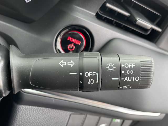 ホンダ ヴェゼル ハイブリッド e:HEV Z 新潟県 2024(令6)年 0.9万km プラチナホワイトパール ワンオーナー/４WD/純正メモリナビ/〈BT／AM／FM／DVD〉/バックカメラ/ワイヤレス充電マット/緊急通報ボタン/本革レザーステアリング/ステアリングスイッチ/パドルシフト/シートヒーター〈運転席／助手席〉/黒革ハーフレザー/衝突軽減システム/アダプティブクルーズコントロール/オートマチックハイビーム/カーテンエアバッグ/チャイルドロック/LEDライト/ビルトインETC/WACエアコン/リアアームレスト/スマートキー/スペアキー