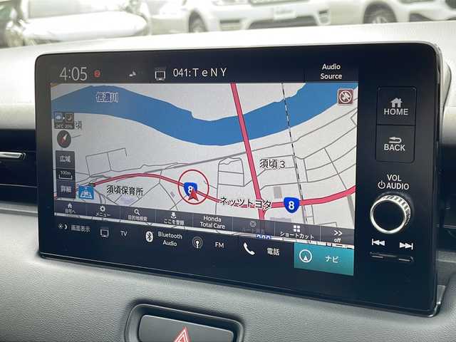 ホンダ ヴェゼル ハイブリッド e:HEV Z 新潟県 2024(令6)年 0.9万km プラチナホワイトパール ワンオーナー/４WD/純正メモリナビ/〈BT／AM／FM／DVD〉/バックカメラ/ワイヤレス充電マット/緊急通報ボタン/本革レザーステアリング/ステアリングスイッチ/パドルシフト/シートヒーター〈運転席／助手席〉/黒革ハーフレザー/衝突軽減システム/アダプティブクルーズコントロール/オートマチックハイビーム/カーテンエアバッグ/チャイルドロック/LEDライト/ビルトインETC/WACエアコン/リアアームレスト/スマートキー/スペアキー