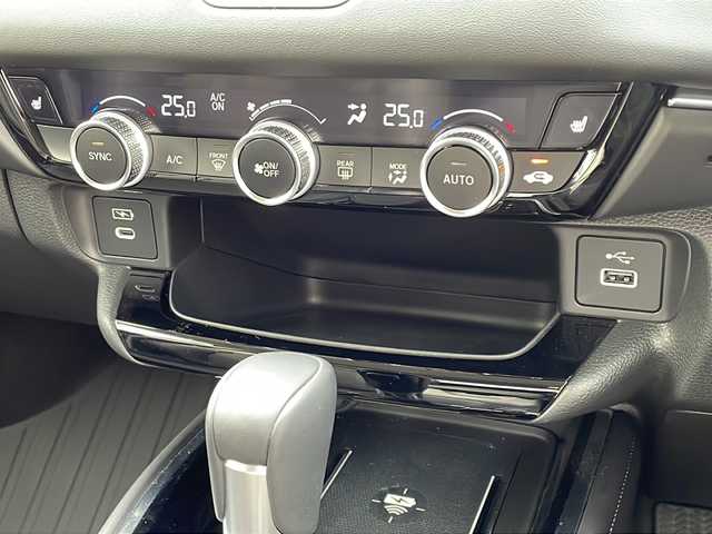 ホンダ ヴェゼル ハイブリッド e:HEV Z 新潟県 2024(令6)年 0.9万km プラチナホワイトパール ワンオーナー/４WD/純正メモリナビ/〈BT／AM／FM／DVD〉/バックカメラ/ワイヤレス充電マット/緊急通報ボタン/本革レザーステアリング/ステアリングスイッチ/パドルシフト/シートヒーター〈運転席／助手席〉/黒革ハーフレザー/衝突軽減システム/アダプティブクルーズコントロール/オートマチックハイビーム/カーテンエアバッグ/チャイルドロック/LEDライト/ビルトインETC/WACエアコン/リアアームレスト/スマートキー/スペアキー