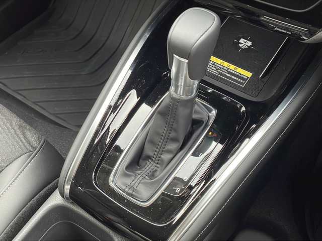 ホンダ ヴェゼル ハイブリッド e:HEV Z 新潟県 2024(令6)年 0.9万km プラチナホワイトパール ワンオーナー/４WD/純正メモリナビ/〈BT／AM／FM／DVD〉/バックカメラ/ワイヤレス充電マット/緊急通報ボタン/本革レザーステアリング/ステアリングスイッチ/パドルシフト/シートヒーター〈運転席／助手席〉/黒革ハーフレザー/衝突軽減システム/アダプティブクルーズコントロール/オートマチックハイビーム/カーテンエアバッグ/チャイルドロック/LEDライト/ビルトインETC/WACエアコン/リアアームレスト/スマートキー/スペアキー