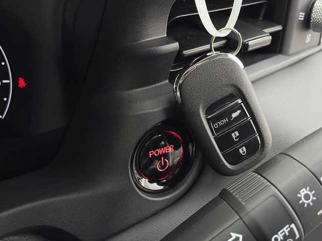 ホンダ ヴェゼル ハイブリッド e:HEV Z 新潟県 2024(令6)年 0.9万km プラチナホワイトパール ワンオーナー/４WD/純正メモリナビ/〈BT／AM／FM／DVD〉/バックカメラ/ワイヤレス充電マット/緊急通報ボタン/本革レザーステアリング/ステアリングスイッチ/パドルシフト/シートヒーター〈運転席／助手席〉/黒革ハーフレザー/衝突軽減システム/アダプティブクルーズコントロール/オートマチックハイビーム/カーテンエアバッグ/チャイルドロック/LEDライト/ビルトインETC/WACエアコン/リアアームレスト/スマートキー/スペアキー