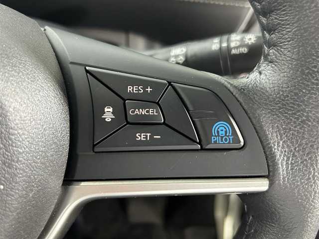 日産 セレナ ハイウェイスター プロパイロットED 大阪府 2017(平29)年 3.5万km ブリリアントホワイトパール ProPILOT 純正9incナビ(フルセグ/DVD再生/Bluetooth) バックカメラ 後席モニター ETC 両側パワースライドドア 衝突軽減 レーダークルコン クリアランスソナー ドラレコ