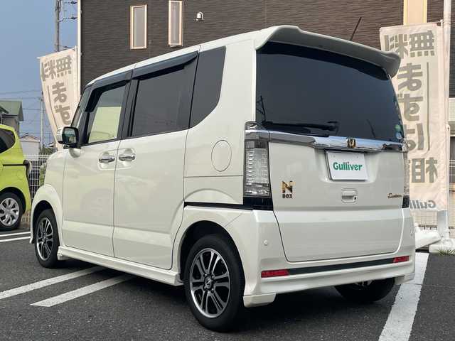 ホンダ Ｎ ＢＯＸ カスタム G SSパッケージ 三重県 2013(平25)年 13.4万km プレミアムホワイトパール 登録時133/185km/禁煙車/ｃｌａｒｉｏｎ７インチＳＤナビ（NX613）/・Ｂｌｕｅｔｏｏｔｈ・ＣＤ／ＤＶＤ・ＳＤ・ＵＳＢ・AM/FM/両側パワースライドドア/前後ドラレコ/後方コーナーセンサー/ＡＵＴＯライト/スマートキー/プッシュスタート/ＥＴＣ/革巻きステアリング/ステアリングスイッチ/純正フロアマット/アイドリングストップ/純正14インチアルミホイール/電動格納ミラー
