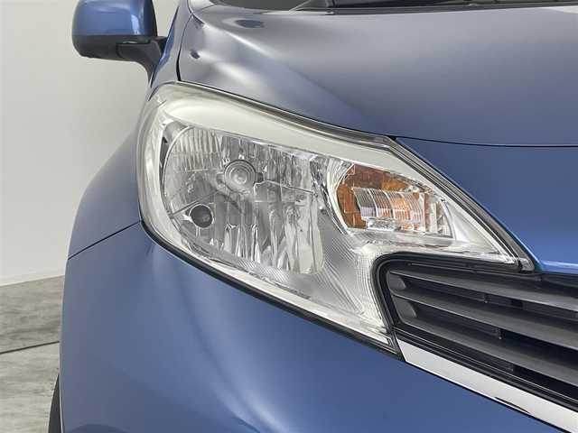 日産 ノート X DIG－S エマージェンシーB 群馬県 2014(平26)年 4.4万km シャイニングブルー 衝突被害軽減ブレーキ　純正７インチナビ　アラウンドビューモニター　車線逸脱抑制警報　横滑り防止装置　スマートキー　ＥＴＣ　社外フロアマット　オートエアコン　アイドリングストップ　Ｗエアバッグ　禁煙車