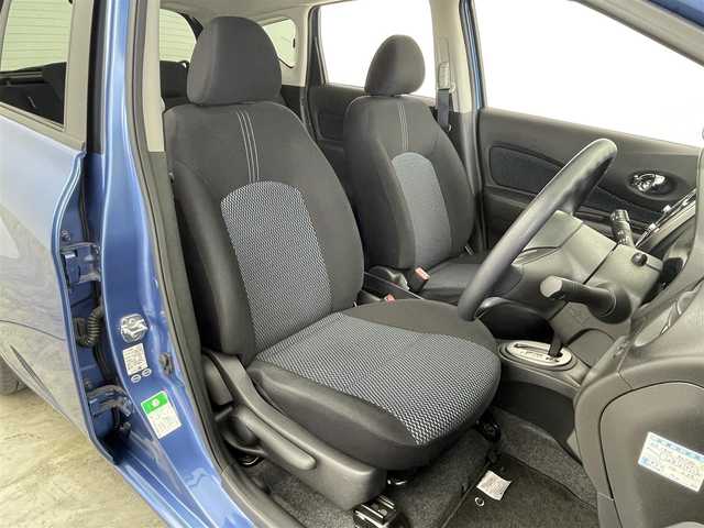 日産 ノート X DIG－S エマージェンシーB 群馬県 2014(平26)年 4.4万km シャイニングブルー 衝突被害軽減ブレーキ　純正７インチナビ　アラウンドビューモニター　車線逸脱抑制警報　横滑り防止装置　スマートキー　ＥＴＣ　社外フロアマット　オートエアコン　アイドリングストップ　Ｗエアバッグ　禁煙車