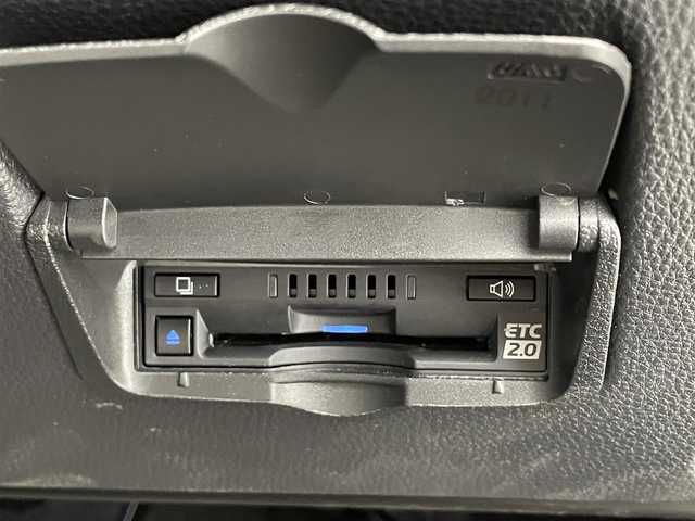 トヨタ ヤリスクロス ハイブリッド Z 福井県 2022(令4)年 2.5万km ホワイトパールクリスタルシャイン 純正７インチT-Connectナビ/フルセグTV/Bluetooth/USB/Miracast/AM/FM/CD/DVDデッキ【純正オプション】/Toyota Safety Sense/・プリクラッシュセーフティ/・レーンアシスト/・クルーズコントロール/・オートマチックハイビーム/・オートライト /LEDヘッドライト/ライトレベライザー /パノラミックビューモニター/ブラインドスポットモニター/パワーシート/シートヒーター /純正１８インチアルミ/純正フロアマット/サイドバイザー/取説あり