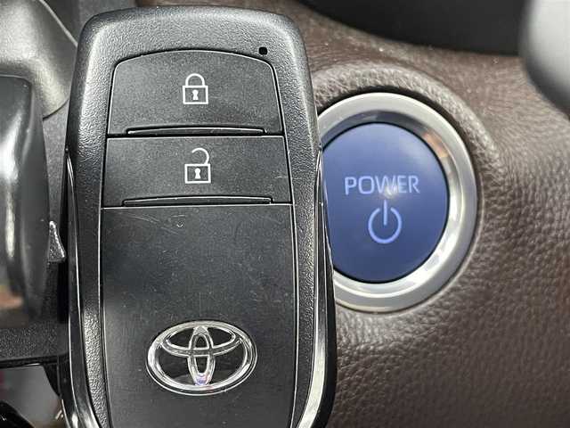 トヨタ ヤリスクロス ハイブリッド Z 福井県 2022(令4)年 2.5万km ホワイトパールクリスタルシャイン 純正７インチT-Connectナビ/フルセグTV/Bluetooth/USB/Miracast/AM/FM/CD/DVDデッキ【純正オプション】/Toyota Safety Sense/・プリクラッシュセーフティ/・レーンアシスト/・クルーズコントロール/・オートマチックハイビーム/・オートライト /LEDヘッドライト/ライトレベライザー /パノラミックビューモニター/ブラインドスポットモニター/パワーシート/シートヒーター /純正１８インチアルミ/純正フロアマット/サイドバイザー/取説あり