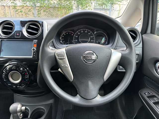 日産 ノート X DIG－S Vセレ +セーフ 福岡県 2015(平27)年 4.6万km ブリリアントシルバー 純正ディーラーナビ/（AM/FM/CD/DVD/SD/Bluetooth/ワンセグTV）/アイドリングストップ/衝突被害軽減システム/横滑り防止装置/アラウンドビューバックモニター/レーンキープアシスト/プッシュスタート/オートライト/電格ミラー/ETC/スペアキー×1