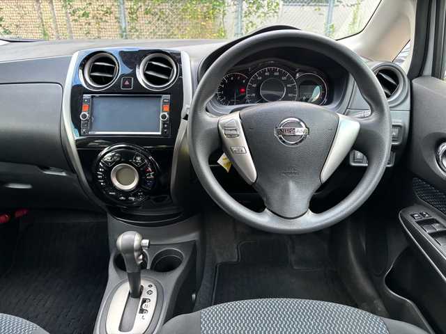 日産 ノート X DIG－S Vセレ +セーフ 福岡県 2015(平27)年 4.6万km ブリリアントシルバー 純正ディーラーナビ/（AM/FM/CD/DVD/SD/Bluetooth/ワンセグTV）/アイドリングストップ/衝突被害軽減システム/横滑り防止装置/アラウンドビューバックモニター/レーンキープアシスト/プッシュスタート/オートライト/電格ミラー/ETC/スペアキー×1