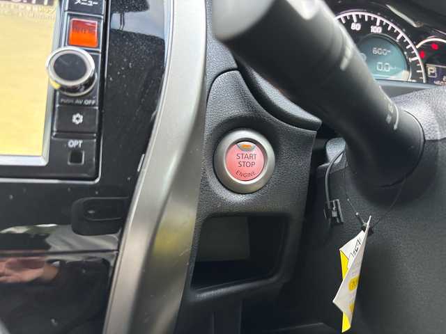 日産 ノート X DIG－S Vセレ +セーフ 福岡県 2015(平27)年 4.6万km ブリリアントシルバー 純正ディーラーナビ/（AM/FM/CD/DVD/SD/Bluetooth/ワンセグTV）/アイドリングストップ/衝突被害軽減システム/横滑り防止装置/アラウンドビューバックモニター/レーンキープアシスト/プッシュスタート/オートライト/電格ミラー/ETC/スペアキー×1