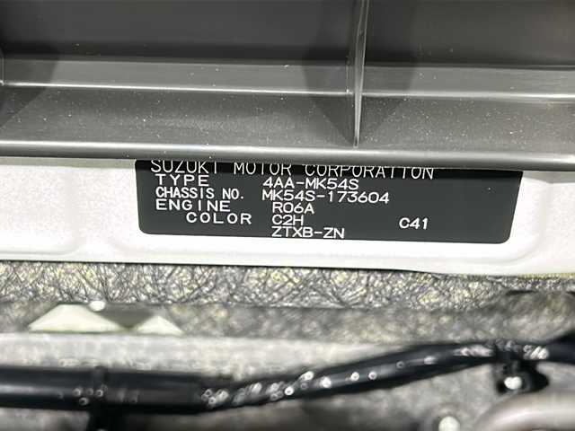 スズキ スペーシア カスタム HYBRID XS ターボ 広島県 2025(令7)年 0.1千km ピュアホワイトパール/ブラック2トーン 届出済未使用車/禁煙車/登録時9ｋｍ/インタークーラーターボ/スズキセーフティサポート/・デュアルセンサーブレーキサポートII/・先行車発進お知らせ/・標識認識機能/・ヘッドアップディスプレイ/・誤発進抑制機能/・ハイビームアシスト/・アダプティブクルーズコントロール/・車線維持支援機能/・車線逸脱抑制/・車線逸脱警報/・ふらつき警報/コーナーセンサー/全方位モニター付９型メモリーナビ/・フルセグ/Bluetooｔｈ/ＵＳＢ/スマホ連携/スズキコネクト対応通信機装着車/両側パワースライドドア/革巻きステアリング/ステアリングスイッチ/パドルシフト/オートライト/LEDヘッドライト/フォグランプ/ハーフレザーシート/シートヒーター/アイドリングストップ/スマートキー/プッシュスタート/スペアキー/純正15インチアルミホイール