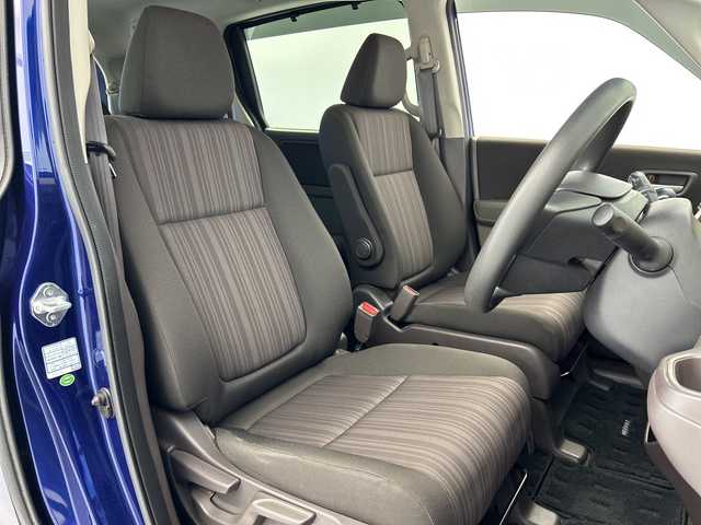 ホンダ フリード G 愛知県 2017(平29)年 3.6万km コバルトブルーパール ホンダディーラーオプションナビ/・CD/DVD/・AM/FM/・フルセグ/・Bluetooth/ビルトインETC/前側ドライブレコーダー/バックカメラ/プラズマクラスター技術搭載フルオートエアコンディショナー/ロールサンシェード/ヒーテッドドアミラー/ステアリングスイッチ/アイドリングストップ/両側パワースライドドア/純正フロアマット/純正ホイールカバー/横滑り防止装置