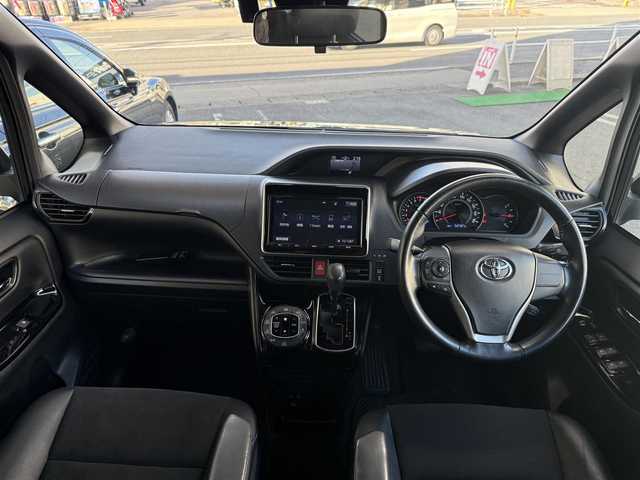 トヨタ ノア Si ダブルバイビー 愛知県 2017(平29)年 5.3万km ブラック /純正9インチSDナビ//純正フルセグTV//AM/FM/CD/DVD/SD/BT//バックカメラ//ビルトインETC//純正ドライブレコーダー//純正フリップダウン後席モニター//横滑り防止装置//ヒルスタートアシストコントロール//Toyota Safety Sense C//オートハイビーム//衝突被害軽減ブレーキ//レーンアシスト//先行発進告知機能//クルーズコントロール//ECO MODE//ステアスイッチ//純正16インチアルミホイール//純正LEDオートライト//フロントフォグランプ//両側パワースライドドア//バックドアイージークローザー//オートリトラミラー//シートバックテーブル//サイドテーブル//ISOFIX//後席用サンシェード//ダブルエアバック//スマートキー//スペアキー1本//取扱説明書//ナビ説明書//保証書//記録簿(R2/R4/R6)