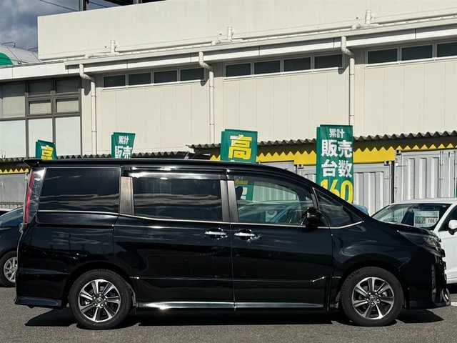 トヨタ ノア Si ダブルバイビー 愛知県 2017(平29)年 5.3万km ブラック /純正9インチSDナビ//純正フルセグTV//AM/FM/CD/DVD/SD/BT//バックカメラ//ビルトインETC//純正ドライブレコーダー//純正フリップダウン後席モニター//横滑り防止装置//ヒルスタートアシストコントロール//Toyota Safety Sense C//オートハイビーム//衝突被害軽減ブレーキ//レーンアシスト//先行発進告知機能//クルーズコントロール//ECO MODE//ステアスイッチ//純正16インチアルミホイール//純正LEDオートライト//フロントフォグランプ//両側パワースライドドア//バックドアイージークローザー//オートリトラミラー//シートバックテーブル//サイドテーブル//ISOFIX//後席用サンシェード//ダブルエアバック//スマートキー//スペアキー1本//取扱説明書//ナビ説明書//保証書//記録簿(R2/R4/R6)