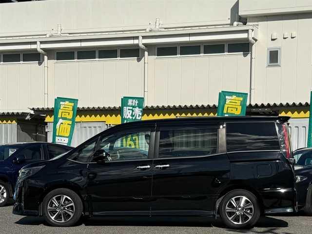 トヨタ ノア Si ダブルバイビー 愛知県 2017(平29)年 5.3万km ブラック /純正9インチSDナビ//純正フルセグTV//AM/FM/CD/DVD/SD/BT//バックカメラ//ビルトインETC//純正ドライブレコーダー//純正フリップダウン後席モニター//横滑り防止装置//ヒルスタートアシストコントロール//Toyota Safety Sense C//オートハイビーム//衝突被害軽減ブレーキ//レーンアシスト//先行発進告知機能//クルーズコントロール//ECO MODE//ステアスイッチ//純正16インチアルミホイール//純正LEDオートライト//フロントフォグランプ//両側パワースライドドア//バックドアイージークローザー//オートリトラミラー//シートバックテーブル//サイドテーブル//ISOFIX//後席用サンシェード//ダブルエアバック//スマートキー//スペアキー1本//取扱説明書//ナビ説明書//保証書//記録簿(R2/R4/R6)