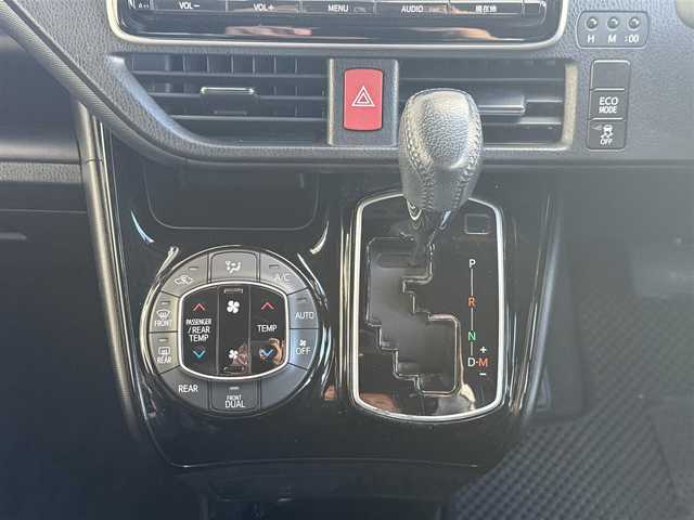 トヨタ ノア Si ダブルバイビー 愛知県 2017(平29)年 5.3万km ブラック /純正9インチSDナビ//純正フルセグTV//AM/FM/CD/DVD/SD/BT//バックカメラ//ビルトインETC//純正ドライブレコーダー//純正フリップダウン後席モニター//横滑り防止装置//ヒルスタートアシストコントロール//Toyota Safety Sense C//オートハイビーム//衝突被害軽減ブレーキ//レーンアシスト//先行発進告知機能//クルーズコントロール//ECO MODE//ステアスイッチ//純正16インチアルミホイール//純正LEDオートライト//フロントフォグランプ//両側パワースライドドア//バックドアイージークローザー//オートリトラミラー//シートバックテーブル//サイドテーブル//ISOFIX//後席用サンシェード//ダブルエアバック//スマートキー//スペアキー1本//取扱説明書//ナビ説明書//保証書//記録簿(R2/R4/R6)