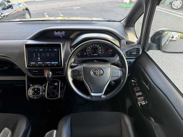 トヨタ ノア Si ダブルバイビー 愛知県 2017(平29)年 5.3万km ブラック /純正9インチSDナビ//純正フルセグTV//AM/FM/CD/DVD/SD/BT//バックカメラ//ビルトインETC//純正ドライブレコーダー//純正フリップダウン後席モニター//横滑り防止装置//ヒルスタートアシストコントロール//Toyota Safety Sense C//オートハイビーム//衝突被害軽減ブレーキ//レーンアシスト//先行発進告知機能//クルーズコントロール//ECO MODE//ステアスイッチ//純正16インチアルミホイール//純正LEDオートライト//フロントフォグランプ//両側パワースライドドア//バックドアイージークローザー//オートリトラミラー//シートバックテーブル//サイドテーブル//ISOFIX//後席用サンシェード//ダブルエアバック//スマートキー//スペアキー1本//取扱説明書//ナビ説明書//保証書//記録簿(R2/R4/R6)