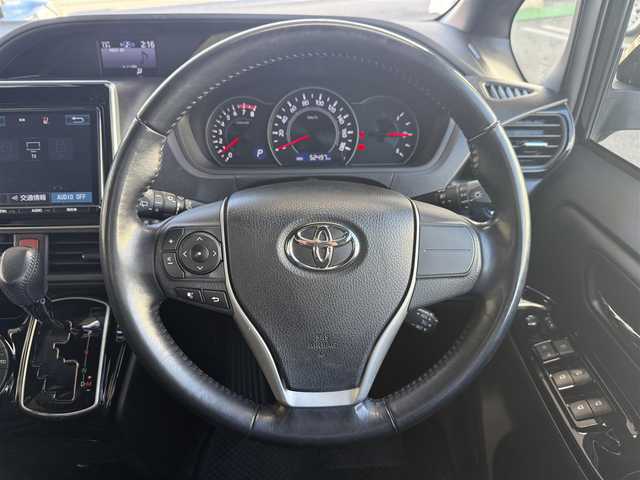 トヨタ ノア Si ダブルバイビー 愛知県 2017(平29)年 5.3万km ブラック /純正9インチSDナビ//純正フルセグTV//AM/FM/CD/DVD/SD/BT//バックカメラ//ビルトインETC//純正ドライブレコーダー//純正フリップダウン後席モニター//横滑り防止装置//ヒルスタートアシストコントロール//Toyota Safety Sense C//オートハイビーム//衝突被害軽減ブレーキ//レーンアシスト//先行発進告知機能//クルーズコントロール//ECO MODE//ステアスイッチ//純正16インチアルミホイール//純正LEDオートライト//フロントフォグランプ//両側パワースライドドア//バックドアイージークローザー//オートリトラミラー//シートバックテーブル//サイドテーブル//ISOFIX//後席用サンシェード//ダブルエアバック//スマートキー//スペアキー1本//取扱説明書//ナビ説明書//保証書//記録簿(R2/R4/R6)