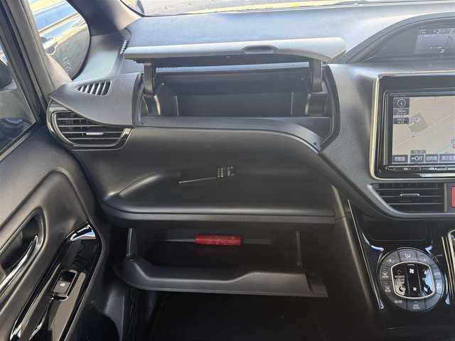 トヨタ ノア Si ダブルバイビー 愛知県 2017(平29)年 5.3万km ブラック /純正9インチSDナビ//純正フルセグTV//AM/FM/CD/DVD/SD/BT//バックカメラ//ビルトインETC//純正ドライブレコーダー//純正フリップダウン後席モニター//横滑り防止装置//ヒルスタートアシストコントロール//Toyota Safety Sense C//オートハイビーム//衝突被害軽減ブレーキ//レーンアシスト//先行発進告知機能//クルーズコントロール//ECO MODE//ステアスイッチ//純正16インチアルミホイール//純正LEDオートライト//フロントフォグランプ//両側パワースライドドア//バックドアイージークローザー//オートリトラミラー//シートバックテーブル//サイドテーブル//ISOFIX//後席用サンシェード//ダブルエアバック//スマートキー//スペアキー1本//取扱説明書//ナビ説明書//保証書//記録簿(R2/R4/R6)