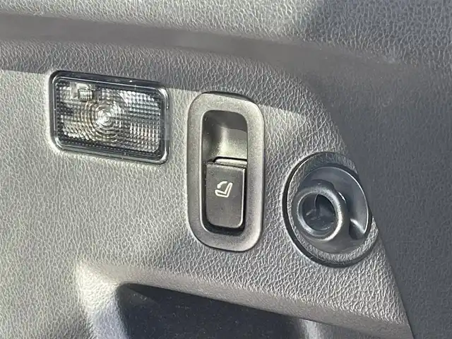 スバル フォレスター S－リミテッド 兵庫県 2014(平26)年 8万km クリスタルブラックシリカ (株)IDOMが運営する【じしゃロン神戸名谷店】の自社ローン専用車両になりますこちらは現金またはオートローンご利用時の価格です。自社ローンご希望の方は別途その旨お申付け下さい。フルセグテレビ/バックカメラ/ウィンカーミラー/クルーズコントロール/プッシュスタート/ドアバイザー/ETC/シートヒーター（運転席、助手席）/シフトペダル付き/Bluetooth