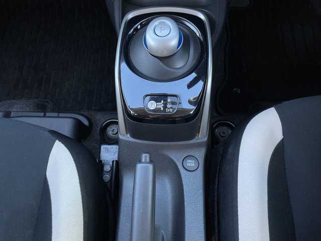 日産 ノート e－パワー X 青森県 2017(平29)年 13.1万km ブリリアントホワイトパール ワンオーナー/純正SDナビ・フルセグTV/CD・DVD・Bluetooth・SD/アラウンドビューモニター/エマージェンシーブレーキ/車線逸脱警報/フロント・バックソナー/ヒーター付ドアミラー/横滑り防止機能/ETC/ステアリングスイッチ/LEDヘッドライト/オートライト/フォグランプ/保証書・取扱書