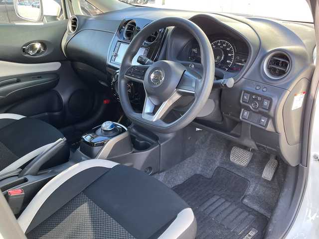 日産 ノート e－パワー X 青森県 2017(平29)年 13.1万km ブリリアントホワイトパール ワンオーナー/純正SDナビ・フルセグTV/CD・DVD・Bluetooth・SD/アラウンドビューモニター/エマージェンシーブレーキ/車線逸脱警報/フロント・バックソナー/ヒーター付ドアミラー/横滑り防止機能/ETC/ステアリングスイッチ/LEDヘッドライト/オートライト/フォグランプ/保証書・取扱書